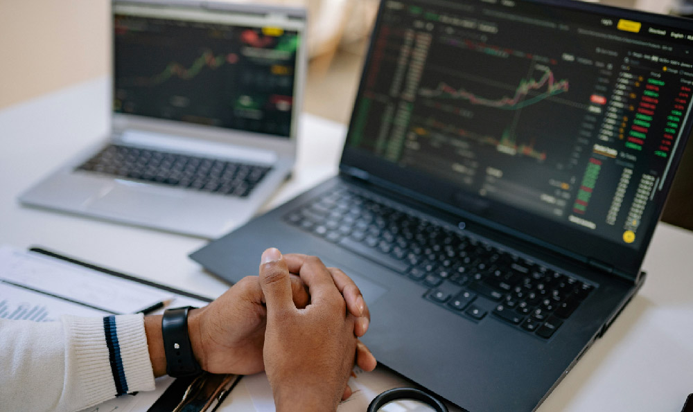 How Do Insurance Agents Earn? What's Their Revenue Source?